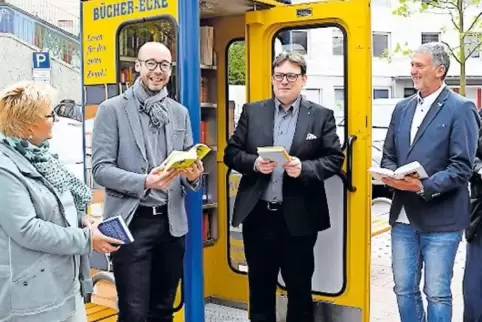 Probelesen vor der Bücher-Ecke am Münzplatz: (v.l.) Ulrike Weil (Stadtbücherei), Florian Dreifus (Lions Club), Eric Kunz (Lions 