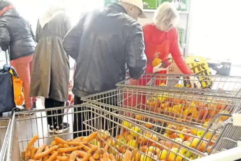 Helferinnen wie Christel Berger verteilen die Lebensmittel bei der Dürkheimer Tafel.