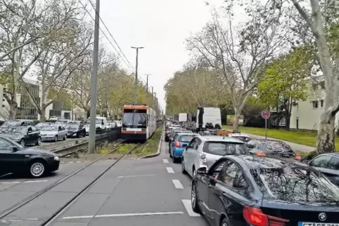 Infolge des Unfalls bildeten sich auch auf der Carl-Bosch-Straße in beiden Richtungen Staus. Die Straßenbahn der Linie 7 blieb s