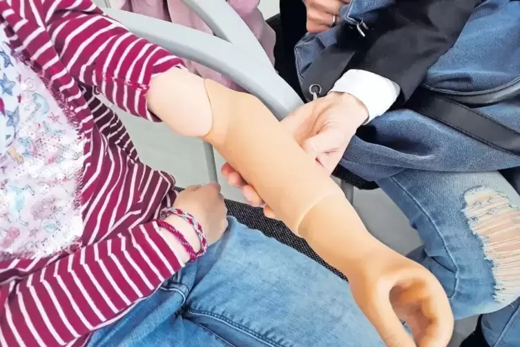 Leonies linker Arm endet unterhalb des Ellenbogens. Mit Hilfe einer Unterarm-Prothese kann die Neunjährige auch an der linken Ha