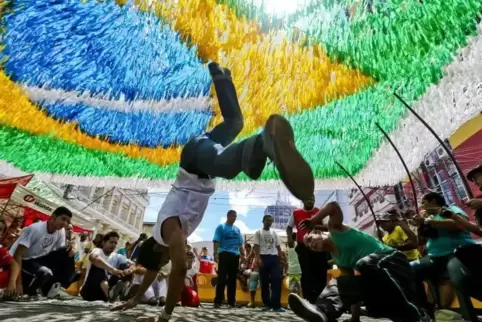 Akrobatisch und brasilianisch – das ist der Kampftanz Capoeira.  Foto: DPA
