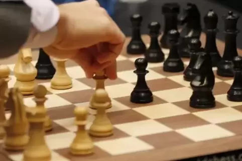 Wer macht den entscheidenden Zug? Noch bis Sonntag kämpfen die Schachspieler in Birkenfeld um Titel.  Foto: Frank Augstein/AP/dp