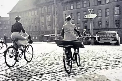 Radfahrer auf dem Kopfsteinpflaster vor dem Stadthaus Nord.