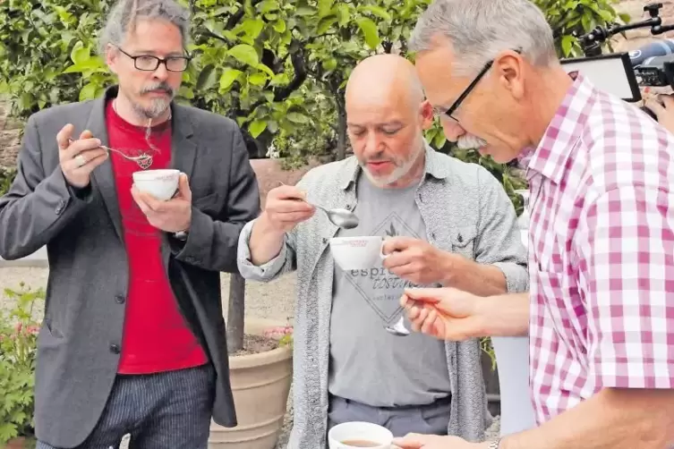 Die Kaffeeröster Stefan Kehr, Gerald Hammer mit Gartenleiter Thomas Huber beim Probieren.