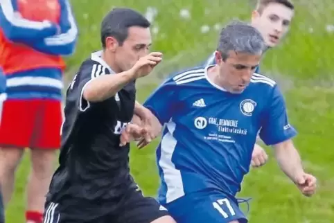 Timo Kotysch (schwarzes Trikot, hier im Laufduell mit Imsbachs Blerim Spahiu) verhalf seinem Team auf die Siegerstraße: Er besor