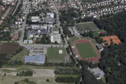 Der Rasen des Bienwaldstadions soll an manchen stellen irreparabel beschädigt sein.  Luftbild: Sandbiller 