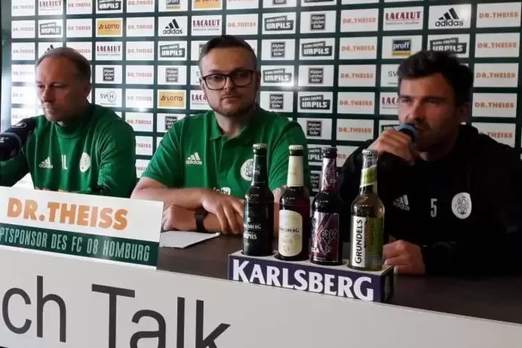 Pressekonferenz am Donnerstag beim FC Homburg. Von links Trainer Jürgen Luginger, Moderator Daniel Keller und Mannschaftskapitän