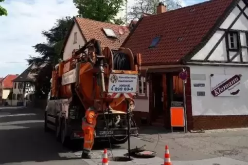 Erst wird der Kanal gesäubert, dann mit einer Kamera befahren.  Foto: SNR 