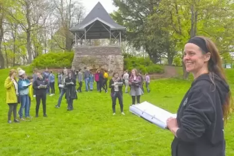 Wiese, Hügel und ein Pavillon im Park werden zur Kulisse des Freilichttheaters. Hier Regisseurin und Autorin Kirsten Zeiser bei 