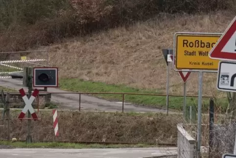 Am Bahnübergang in Roßbach stieß vor einigen Wochen eine Regionalbahn mit einem Auto zusammen.  Foto: Sayer