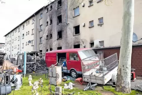 16 Wohnungen sind vollständig ausgebrannt und unbewohnbar. Die Spuren des Feuers waren am Donnerstagmorgen noch deutlich erkennb