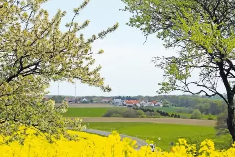 Frühlingsblick auf das romantische Dorf Käshofen.