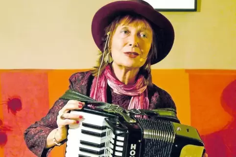 Singt und spielt Akkordeon: Aya Cohrssen.