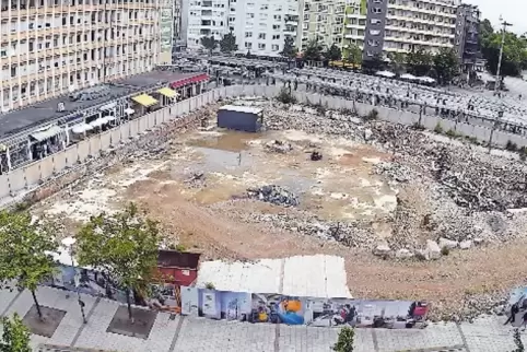 „Metropol“-Baustelle auf dem Berliner Platz. Dort tut sich seit Jahren nichts.