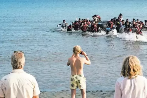 Die Auslöserszene: Flüchtlinge landen an einem griechischen Strand – vor den Augen der Mannheimer Urlauber