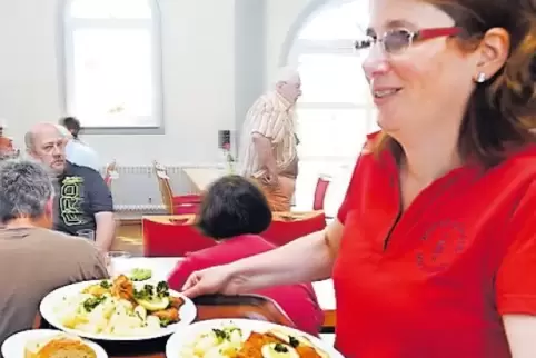Mit Spargel und Schnitzel: Susanne Frick vom MGV Cäcilia beim Spargelessen in der Festhalle.