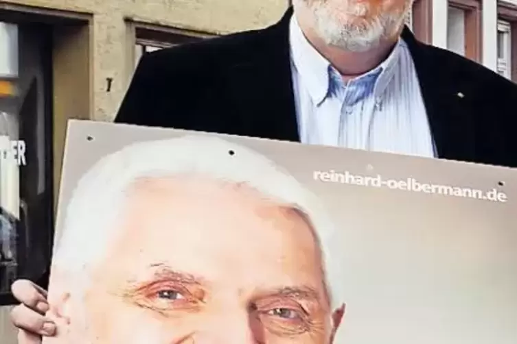 Mit seinem Plakat für den Landtagswahlkampf 2016: Reinhard Oelbermann.
