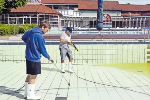 Letzte Vorbereitungen: Maximilian Panczyk (links) und Michael Rämmele bei Reinigungsarbeiten.