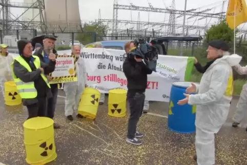 Harry Block (rechts) in seinem Element: Demonstration der Anti-Atom-Initiative Karlsruhe vor dem Haupttor des Kernkraftwerks in 
