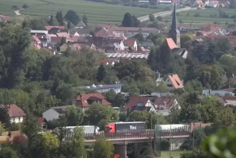 Bei Birkweiler verläuft die Bundesstraße ganz dicht an der bebauung.  Archivfoto: van