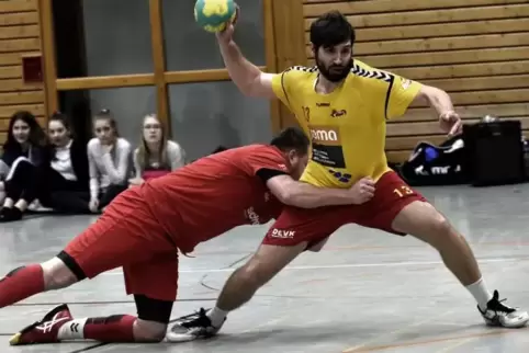 Noch einmal alles geben: Für Peter Baumann (rechts) wird es das letzte Oberliga-Heimspiel im HSG-Dress.  Foto: BOLTE