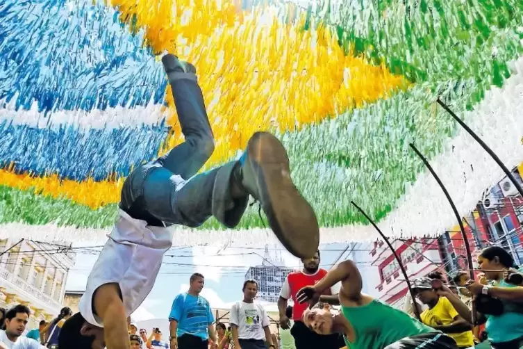 Akrobatisch und brasilianisch – das ist der Kampftanz Capoeira. Luca Demeco hat für das Treffen in Frankenthal Meister aus aller