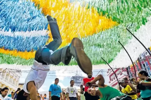 Akrobatisch und brasilianisch – das ist der Kampftanz Capoeira. Luca Demeco hat für das Treffen in Frankenthal Meister aus aller
