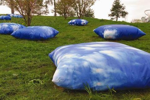 Susanne Egles Installation „Himmel auf Erden“ für die kürzlich eröffnete Bundesgartenschau in Heilbronn.  Foto: Egle