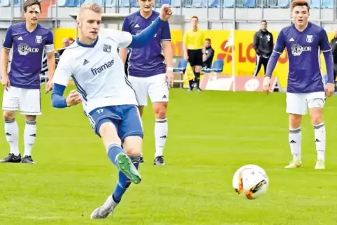 Zwölf Mal hatte Manuel Grünnagel in der Vorsaison getroffen (hier beim Handelfmeter gegen Jägersburg), zwei Treffer hat er in di