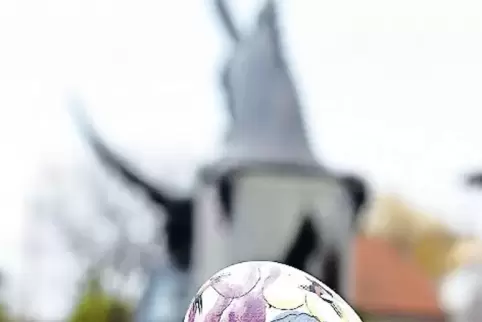 Dieses Osterei liegt wo? Na, vor dem Ochs- und Eselbrunnen in Dannstadt-Schauernheim