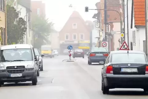 Beschäftigt fast alle Parteien: das Thema Verkehr. Auf dem Foto ist die Germersheimer Straße, eine stark befahrene Hauptstraße d