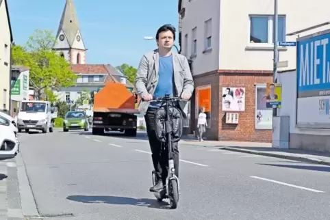 E-Roller im Selbstversuch auf der Hauptstraße in Rheingönheim: „Er macht Spaß, ist bequem zu benutzen, besonders auf kürzeren St