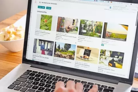 Mit ein paar Klicks zur Unterkunft: Gestern gelistete Angebote bei Airbnb für zwei Personen und das erste Mai-Wochenende in Neus