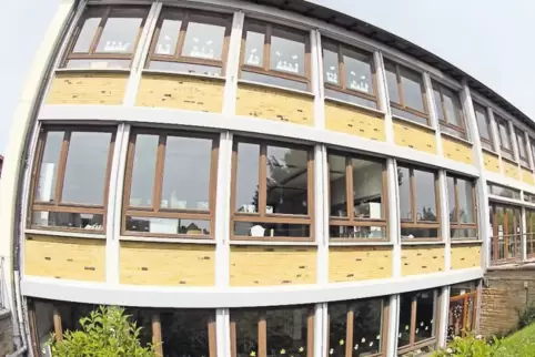 Das Kleinkarlbacher Schulhaus wurde 1962 erbaut, die benachbarte Turnhalle 1988. Hier werden die Klassen 3 und 4 unterrichtet.