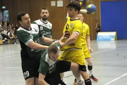 Mundenheims Yannick Muth (gelbes Trikot) setzt sich gegen die Hochdorfer Kai Zimmermann (links) und Marvin Gerdon durch.  Foto: 