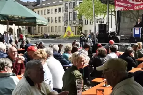 Im vergangenen Jahr kamen rund 200 Teilnehmer zur Maikundgebung auf den Rathausplatz.  Foto: BOLTE
