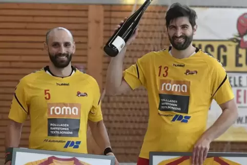 Vor dem letzten Heimspiel der Saison wurden Mohamed Subab (links) und Peter Baumann verabschiedet. Foto: BOLTE