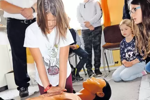 „Stayin alive“. Die Bee Gees singen im perfekten Herzdruckmassagetempo. Das beweist Johanna, die zu dem Song zeigt, wie eine leb