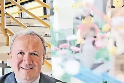 Manfred Pfeiffer vom Verkehrsverein Mandelbachtal hat die originelle Bibel-Schau in den Saarpfalz-Kreis geholt.