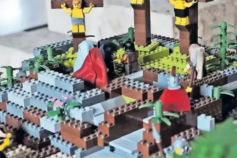 Sieht man nicht alle Tage: Die Kreuzigungsszene aus Golgatha &ndash; nachgebildet mit Legosteinen.