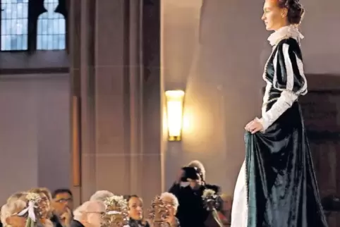 Ein Laufsteg in der Kirche.