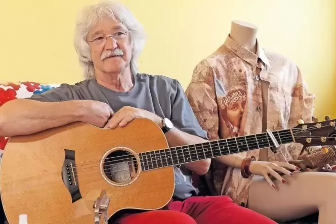 Uli Valnion mit seiner Gitarre. Die Schaufensterpuppe hat mit seiner Musik übrigens nichts zutun. Der Sänger hat sie aus einem M Uli Valnion mit seiner Gitarre. Die Schaufensterpuppe hat mit seiner Musik übrigens nichts zutun. Der Sänger hat sie aus einem M