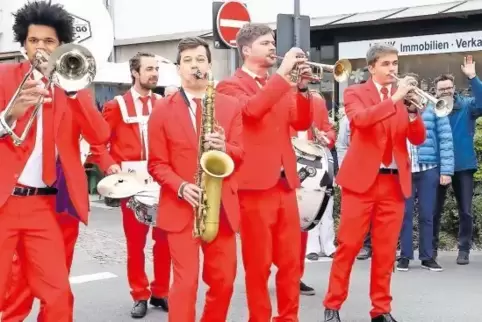 Brass2go verbreitet beim Schifferstadter Frühlingsmarkt trotz schlechten Wetters gute Stimmung.