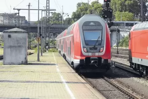 Bei Reisen von der Pfalz mit dem Schönes-Wochenende-Ticket wird oft die Regional-Express-Linie von Mannheim (Foto) über die Ried