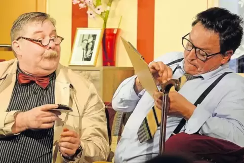 Herr Blümele vom Sozialamt (Mathias Heckmann, linkt) ahnt nicht, dass sich Erich Baumann (René Weintz) als dessen ehemaliger Unt