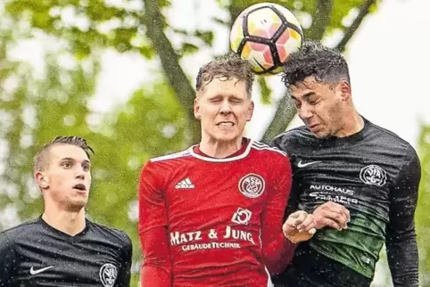 Torschützen im Kopfballduell: Grünstadts Mohammad Mghames (rechts) gegen Offenbachs zweimal erfolgreichen Mittelfeldspieler Alex