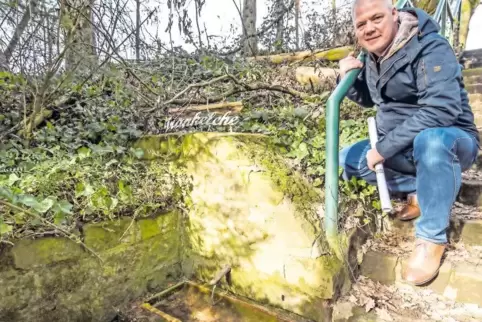 Bürgermeister Ralf Hechler „am Tränkelchen“, einem Brunnen, der als Wildtiertränke dient und Teil des Naherholungsgebiets Seewoo