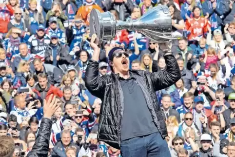 Sonnenbrillen – unverzichtbar im Partymarathon: Luke Adam zeigte den Fans gestern den Meisterpokal.