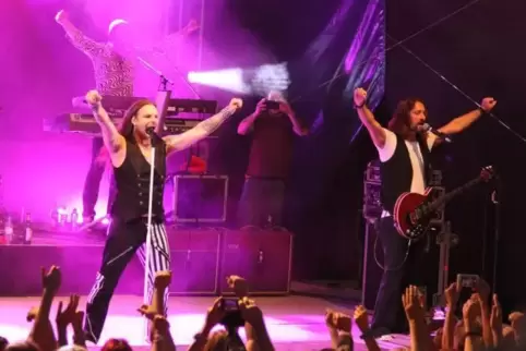 Die „Queen Kings“ mit ihrem Frontmann Sascha Krebs (links), Gitarrist Drazen Zalac und – im Hintergrund – Keyboarder Christof We