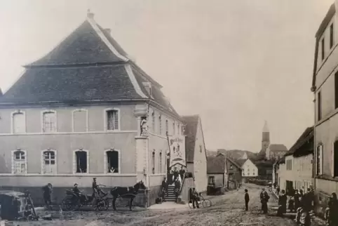 Im barocken Stil: Im alten Rathaus in Ramstein wurde einst auch Bier gebraut.   Repro: Potdevin